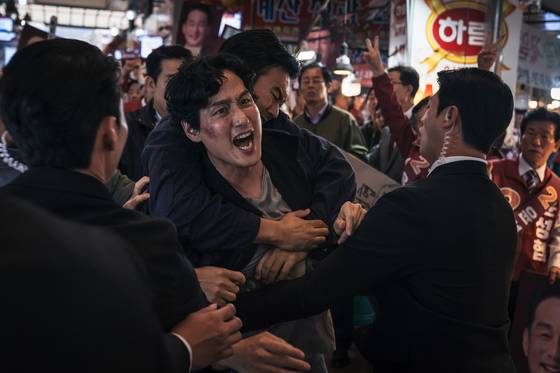 영화 '야당'에서 마약수사대 형사 오상재(박해준)는 구 검사(유해진)와 이강수(강하늘)의 협업 때문에 번번이 마약사범 검거 기회를 놓친다. 사진 플러스엠 엔터테인먼트