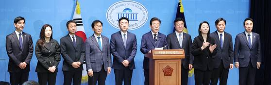 이재명 전 더불어민주당 대표가 11일 서울 여의도 국회 소통관에서 집권 청사진 등을 소개하는 '비전 선포식 및 캠프 일정 발표'를 하고 있다.   왼쪽부터 이해식 비서실장, 강유정 대변인, 한병도 종합상황실장, 윤후덕 정책본부장, 강훈식 총괄본부장, 이재명 예비후보, 윤호중 선대위원장, 수어통역, 김영진 정무전략본부장, 박수현 공보단장. 연합뉴스