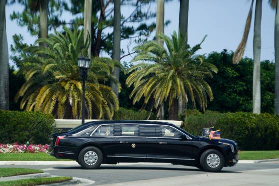 도널드 트럼프 미국 대통령을 태운 차량이 13일(현지시간) 미국 플로리다주 웨스트 팜 비치의 골프장을 떠나고 있다. 트럼프 대통령은 지난 11일 스마트폰 등에 상호관세를 부과하지 않겠다는 '한밤 공지' 이후 플로리다에서 골프를 치고, UFC 경기를 관람했다. 로이터=연합뉴스