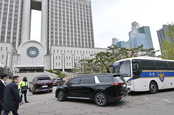 윤석열 전 대통령의 내란 혐의 첫 형사 재판이 열리는 14일 서울중앙지방법원으로 윤 전 대통령이 탑승한 차량이 들어가고 있다. 사진공동취재단