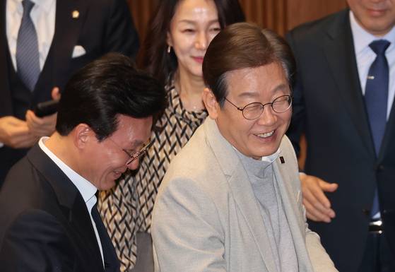 더불어민주당 이재명 전 대표가 14일 정치·외교·통일·안보 분야 대정부질문이 진행된 국회 본회의에서 김민석 최고위원과 대화하고 있다. 연합뉴스