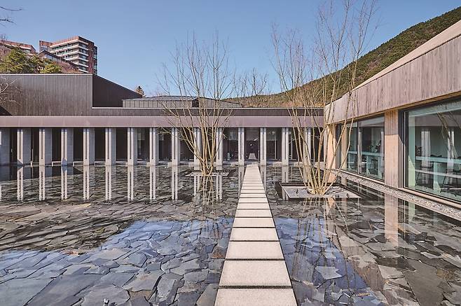 잔잔한 물결이 아름다운 수정원. 사진=도진영