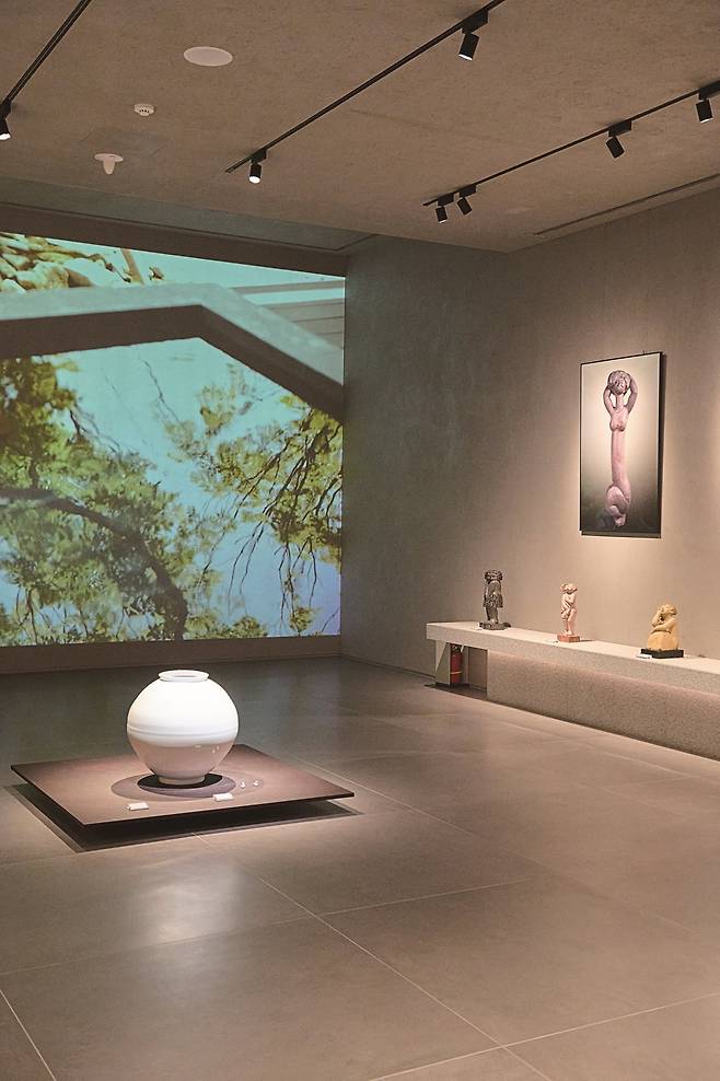 다양한 작품을 만날 수 있는 로비 옆 전시 공간. 사진=도진영