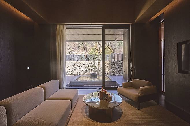 커다란 개별 노천탕이 보이는 '수정' 룸 거실. 사진=도진영