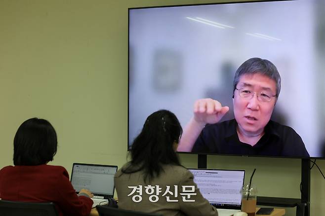 장하준 영국 런던대 경제학과 교수가 지난 4일 경향신문과 화상인터뷰를 하면서 도널드 트럼프 미국 대통령의 ‘관세전쟁’ 등에 관해 발언하고 있다. 이준헌 기자