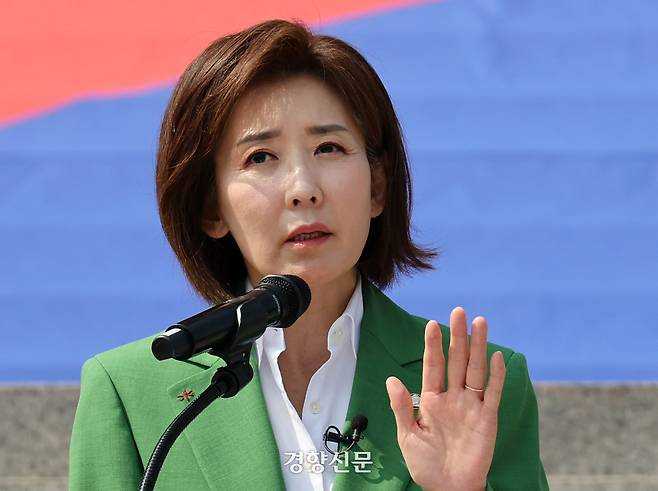 나경원 국민의힘 의원이 지난 11일 국회 본관 앞 계단에서 대통령 선거 출마 선언을 하고 있다.  박민규 선임기자