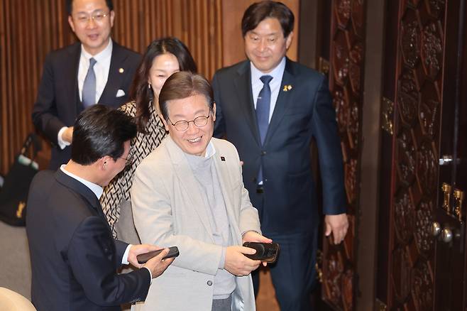 이재명 더불어민주당 전 대표가 14일 정치·외교·통일·안보 분야 대정부질문이 진행된 국회 본회의장에서 김민석 최고위원과 대화하고 있다. 연합뉴스