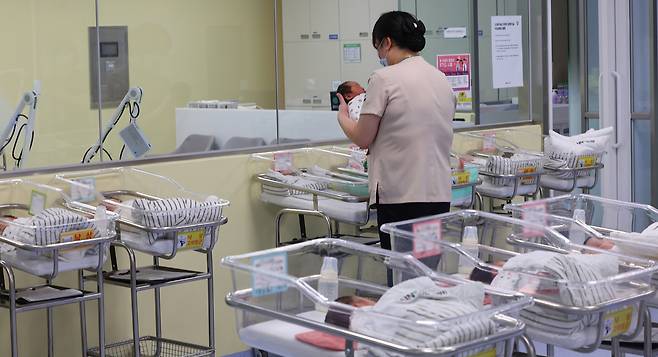 지난 2월 26일 인천 미추홀구 아인병원에서 의료진이 신생아들을 보살피고 있다. 연합뉴스