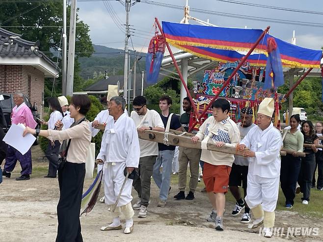  횡성회다지소리민속문화제 전통 장례행렬 모습.