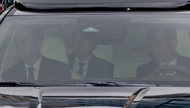 내란 우두머리 혐의를 받는 윤석열 전 대통령이 14일 첫 형사재판이 열리는 서울 서초구 서울중앙지방법원에 들어서고 있다. 연합뉴스