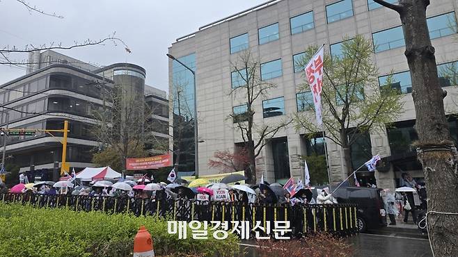 14일 오전 윤석열 전 대통령 지지자들이 서초구 서울중앙지방법원 앞에서 집회를 열고 있다. [양세호 기자]