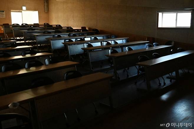 [광주=뉴시스] 이영주 기자 = 의대 정원 증원에 반발해 휴학계를 낸 의대생들의 복귀 시한이 만료된 31일 오전 광주 동구 전남대 의대 한 강의실이 텅 비어있다.  2025.03.31. leeyj2578@newsis.com /사진=