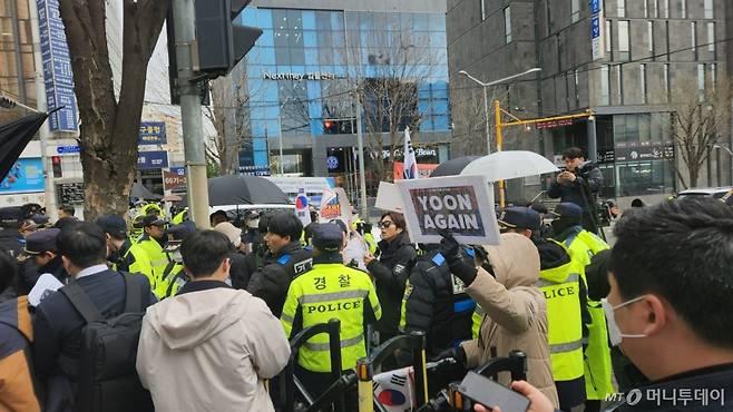 14일 서울 서초구 중앙지법 앞으로 윤석열 전 대통령 지지자들이 집결했다. /사진=김미루 기자.