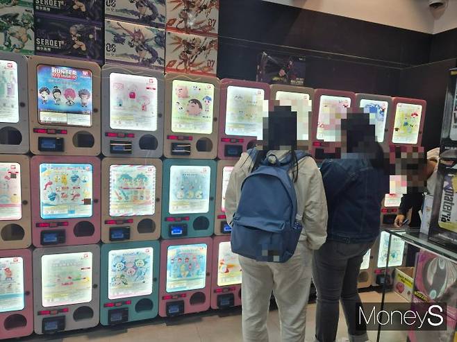 MZ세대가 느끼는 가챠숍의 매력은 무엇일까. 사진은 지난 9일 서울 마포구 홍대 인근 가챠숍을 구경 중인 소비자들의 모습. /사진=김인영 기자