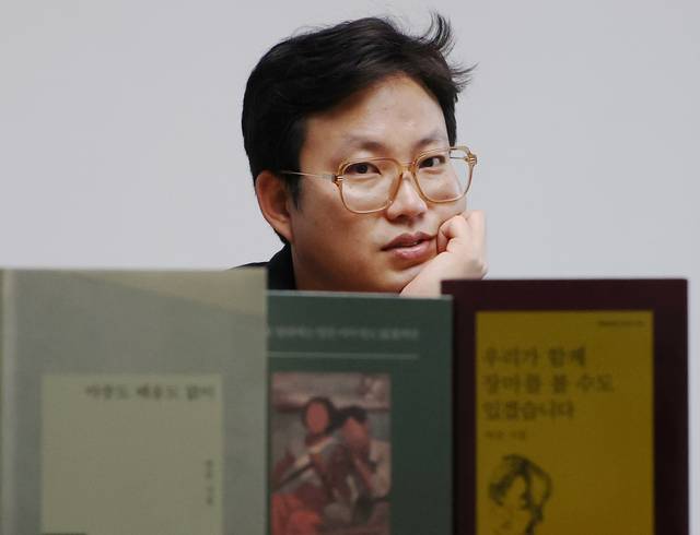신작 시집 ‘마중도 배웅도 없이’를 출간한 박준 시인이 서울 중구 문화일보사에서 지난 8일 진행한 인터뷰 도중 생각에 잠겨 있다.  박윤슬 기자