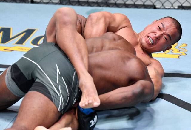 서브미션을 시도하는 박준용. /UFC 제공