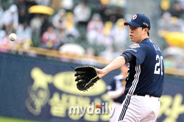 2025년 4월 12일 오후 서울 잠실구장에서 진행된 '2025 신한 SOL뱅크 KBO 리그' 두산 베어스와 LG 트윈스의 경기. 두산 선발투수 김유성이 투구를 준비하고 있다./마이데일리