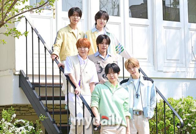 엔시티 위시(NCT WISH)가 10일 서울 이태원동 한 스튜디오에서 진행된 두 번째 미니앨범 'poppop(팝팝)' 인터뷰에서 포즈를 취하고 있다. / 한혁승 기자 hanfoto@mydaily.co.kr