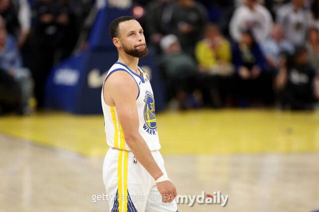 패배가 확정된 후 허탈한 표정을 짓는 커리. /게티이미지코리아