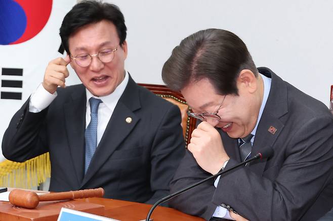 더불어민주당 이재명 대표가 7일 서울 여의도 국회에서 열린 최고위원회의에서 한준호 최고위원이 공개한 홍준표 대구시장의 “탄핵당한 당은 차기대선 포기해야 한다” 발언이 담긴 영상을 보며 활짝 웃고 있다. [연합]