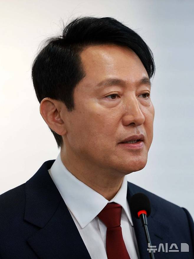 [서울=뉴시스] 고범준 기자 = 오세훈 서울시장이 12일 서울 영등포구 국민의힘 중앙당사에서 제21대 대통령 선거 불출마 선언 긴급 기자회견을 하고 있다. 오 시장은 국민이 진심으로 '보수가 새롭게 태어났다, 기대할 수 있겠다'고 체감할 수 있다면 미약하게나마 제 한 몸 기꺼이 비켜드리고 승리의 길을 열어드려야겠다고 결심했다며 '비정상의 정상화를 위해 마중물 역할을 하겠다'고 밝혔다. 2025.04.12. bjko@newsis.com