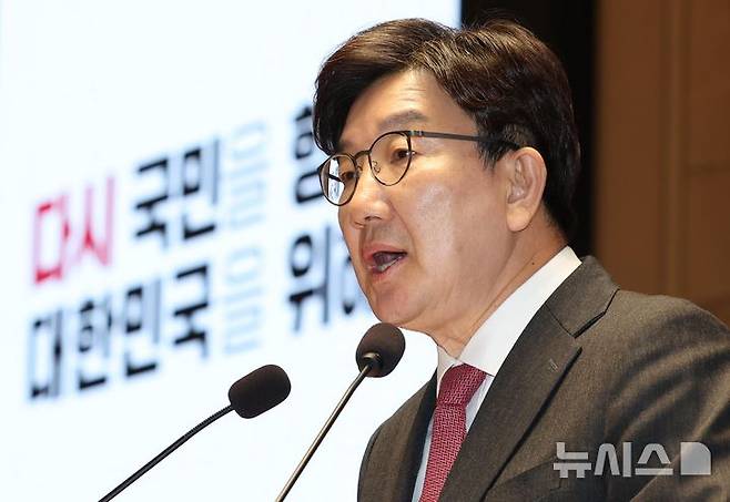 [서울=뉴시스] 조성봉 기자= 권성동 국민의힘 원내대표가 14일 오후 서울 여의도 국회에서 열린 의원총회에서 발언을 하고 있다. 2025.04.14. suncho21@newsis.com