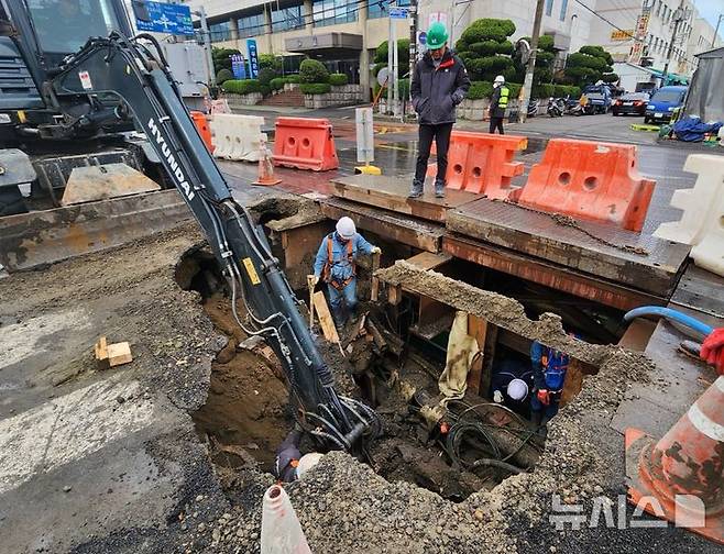 [부산=뉴시스] 14일 오전 부산 사상구 사상구 감전동 새벽시장 인근에서 가로·세로 각 3m, 깊이 2m 크기의 땅꺼짐이 발생했다. (사진=독자 제공) 2025.04.14. photo@newsis.com