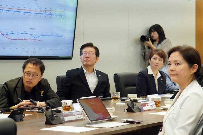 [서울=뉴시스] 조성우 기자 = 이재명 더불어민주당 대표가 4일 오후 서울 성북구 고려대학교 안암병원 권역응급의료센터를 방문해 의료진과 비공개 간담회를 하고 있다. (사진=더불어민주당 제공) 2024.09.04. photo@newsis.com *재판매 및 DB 금지
