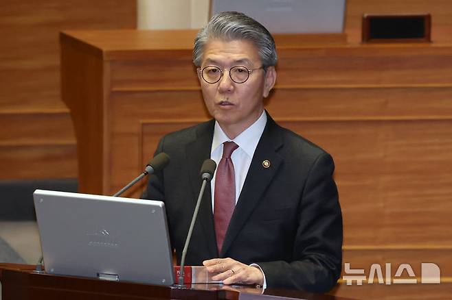 [서울=뉴시스] 조성우 기자 = 김홍균 외교부 제1차관이 14일 오후 서울 여의도 국회에서 열린 제424회 국회(임시회) 제2차 본회의 정치·외교·통일·안보 분야 대정부질문에서 김영배 더불어민주당 의원 질문에 답변하고 있다. 2025.04.14. xconfind@newsis.com