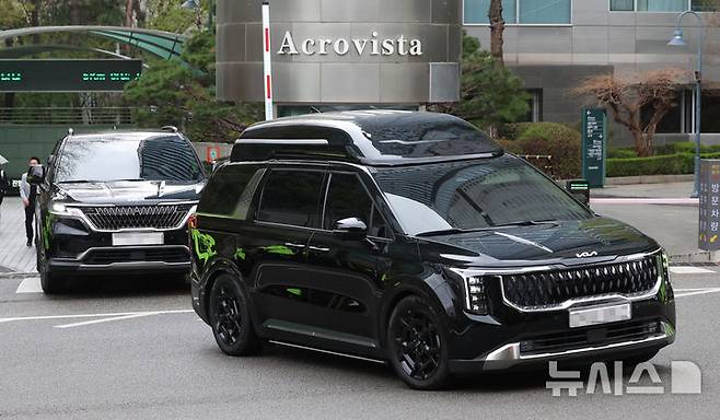 [서울=뉴시스] 이영환 기자 = 윤석열 전 대통령이 탑승한 차량이 14일 오전 서울 서초구 사저에서 서울중앙지방법원으로 향하고 있다.이날 서울중앙지방법원에서는 윤 전 대통령의 내란 혐의 첫 공판이 열린다. 2025.04.14. 20hwan@newsis.com