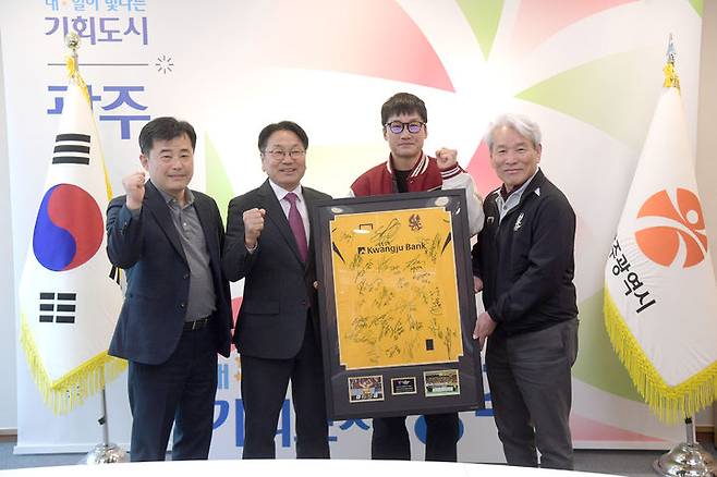 [서울=뉴시스] 프로축구 K리그1 광주FC의 이정효 감독, 선수단 사인 담긴 유니폼 액자 전달. (사진=광주FC 제공) *재판매 및 DB 금지