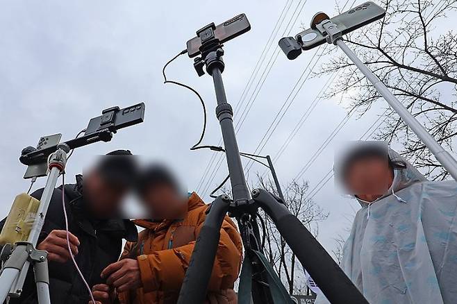 지난 1월 16일 윤석열 전 대통령 지지자들이 집회를 촬영하고 있다. 연합뉴스