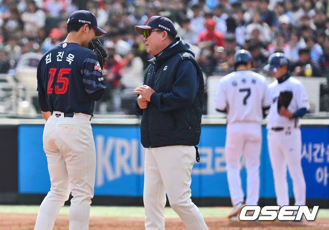[OSEN=부산, 이석우 기자] 13일 부산 사직야구장에서 2025 신한 SOL 뱅크 KBO 리그 롯데 자이언츠와 NC 다이노스의 경기가 열렸다. 주말 3연전 동안 NC 다이노스가 창원NC파크 대신 사직야구장을 홈구장으로 사용한다. 홈팀 NC는 이용찬, 방문팀 롯데는 김진욱이 선발 출전했다.롯데 자이언츠 선발 투수 김진욱이 2회말 교체되고 있다. 2025.04.13 / foto0307@osen.co.kr