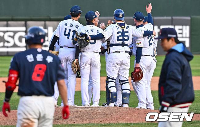 [OSEN=부산, 이석우 기자] 13일 부산 사직야구장에서 2025 신한 SOL 뱅크 KBO 리그 롯데 자이언츠와 NC 다이노스의 경기가 열렸다. 주말 3연전 동안 NC 다이노스가 창원NC파크 대신 사직야구장을 홈구장으로 사용한다. 홈팀 NC는 이용찬, 방문팀 롯데는 김진욱이 선발 출전했다.NC 다이노스 선수들이 롯데 자이언츠에 9-6으로 승리한 후 기쁨을 나누고 있다. 2025.04.13 / foto0307@osen.co.kr