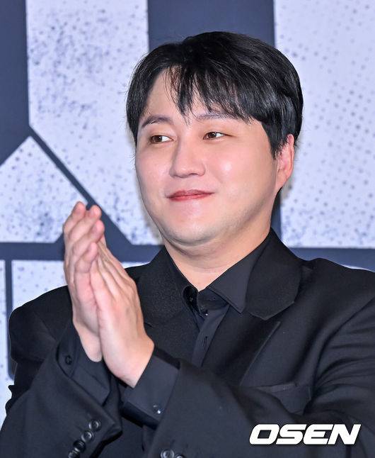 [OSEN=지형준 기자] 6일 오후 서울 신도림 라마다호텔에서&nbsp;JTBC&nbsp;새 토일드라마&nbsp;‘협상의 기술’ 제작발표회가 열렸다.오는&nbsp;8일(토)&nbsp;첫 방송될 ‘협상의 기술’(연출 안판석,&nbsp;극본 이승영, (주)비에이엔터테인먼트, SLL,&nbsp;드라마하우스스튜디오)은 전설의 협상가로 불리는 대기업의&nbsp;M&A&nbsp;전문가와 그 팀의 활약상을 그리는 드라마.배우 김대명이 포토타임을 하고 있다. 2025.03.06 / jpnews@osen.co.kr