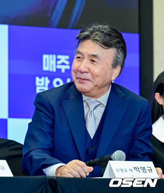 [OSEN=지형준 기자] 12일 오후 서울 마포구 상암동 스탠포드호텔에서 KBS2 새 수목시트콤 ‘빌런의 나라’ 제작발표회가 열렸다.오는 19일 첫 방송 예정인 ‘빌런의 나라’는 K-줌마 자매와 똘끼 충만 가족들의 때론 거칠면서도 때론 따뜻한 일상을 담은 시추에이션 코미디 드라마다.배우 박영규가 간담회를 하고 있다. 2025.03.12 / jpnews@osen.co.kr