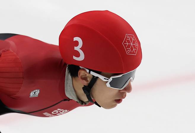 13일 서울 목동 아이스링크에서 열린 2025-2026시즌 쇼트트랙 국가대표 2차 선발전. 남자부 1000m 예선에서 강원특별자치도청 황대헌이 역주하고 있다. 연합뉴스