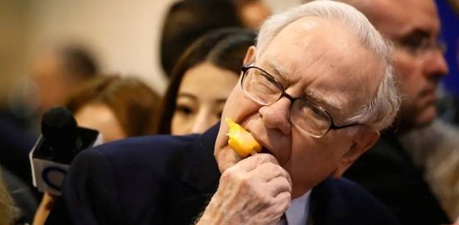 아이스크림 먹고 있는 워런 버핏. 로이터통신 캡처