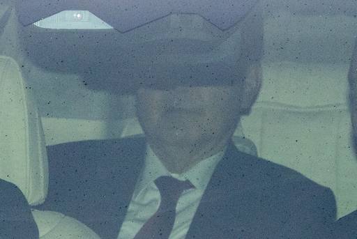 윤석열 전 대통령이 14일 서울 서초구 서울중앙지법에서 열린 내란 우두머리 혐의 1차 공판에 출석하기 위해 차량을 타고 이동하고 있다. 뉴시스