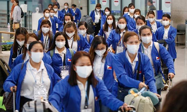 외국인 가사관리사 시범사업에 참여한 필리핀 노동자들이 지난 2024년 8월 6일 인천국제공항을 통해 입국하는 모습. 연합뉴스