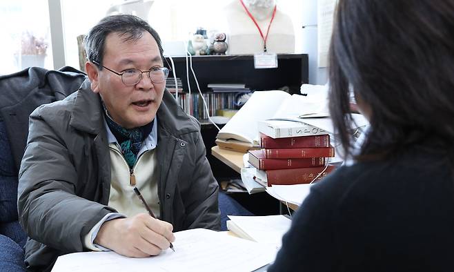 지난달 19일 서울 관악구 서울대 관악캠퍼스에서 안재원 서울대 인문학연구원 교수가 세계일보&nbsp;취재진과 함께 디시인사이드 코로나바이러스 갤러리 게시물을&nbsp;분석하고 있다. 남정탁 기자