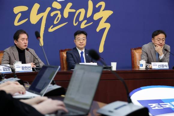 발언하는 황현성 사무총장 - 황현선(왼쪽) 조국혁신당 사무총장이 16일 오전 서울 여의도 국회에서 열린 현안 관련 기자간담회에서 발언하고 있다. 왼쪽부터 황 사무총장, 서상범 볍률위원장, 신장식 의원. 2025.03.16. 뉴시스