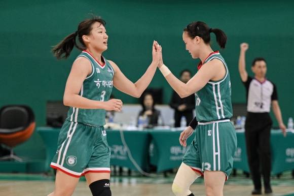 부천 하나은행 정예림이 지난 2월 7일 부천체육관에서 열린 2024~25 여자프로농구 정규시즌 용인 삼성생명과의 홈 경기에서 김정은과 하이파이브하고 있다. WKBL 제공