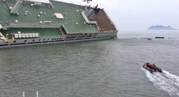 해양경찰이 공개한 세월호 사고 현장 동영상. 2014년 4월 16일 오전 9시 38분쯤 모습으로, 구명보트와 구조헬기가 세월호에 접근하고 있다. 해경 제공