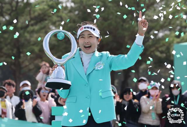 우승 트로피를 들고 기뻐하는 김민주. 사진 제공=KLPGA