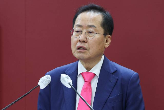 홍준표 대구시장이 10일 대구시의회에서 퇴임 인사를 하고 있다. 연합뉴스