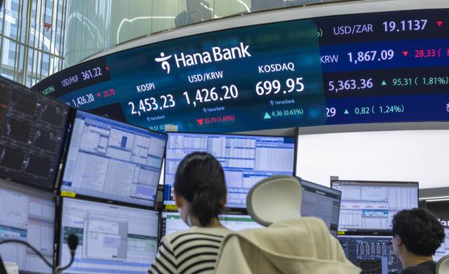 14일 오전 서울 중구 하나은행 본점 딜링룸의 전광판에 이날 거래를 시작한 코스피와 코스닥 지수, 원·달러 환율 거래가가 표시돼 있다. 코스피는 이날 미국 트럼프 행정부의 관세 조치 완화 기대에 2450대에서 상승 출발했다. 코스닥 지수는 전장보다 1% 이상 올라 700포인트를 회복했다. 원·달러 환율은 전 거래일 대비 20원 이상 내린 1420원대에서 거래되고 있다. 연합뉴스