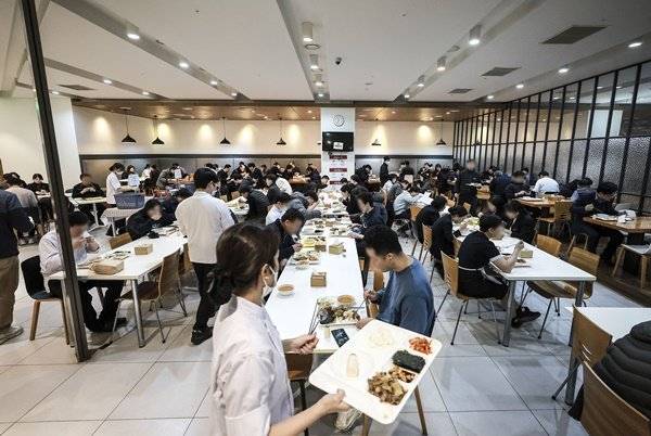 서울의 한 구내식당을 찾은 시민들이 점심식사를 하고 있다. 뉴시스