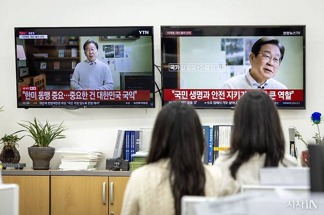 4월10일 더불어민주당 당직자들이 이재명 전 대표의 대선 출마 영상 생중계를 시청하고 있다. ⓒ시사IN 박미소