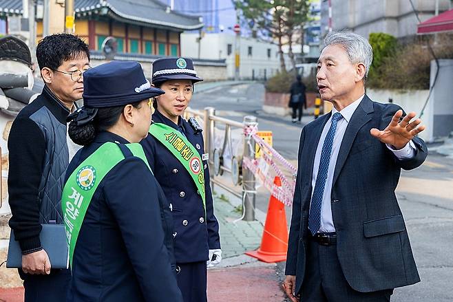 지난 10일 윤환 계양구청장(맨 오른쪽)이 부평초등학교 앞에서 진행된 '어린이 교통안전 캠페인'에서 등하굣길의 위험요소를 점검하고 있다. Ⓒ계양구